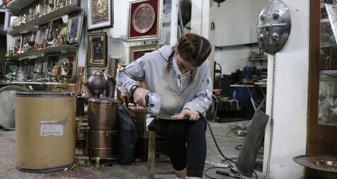 Bakırda Türkiye’nin tek kadın kalaycısı Diyarbakır'da