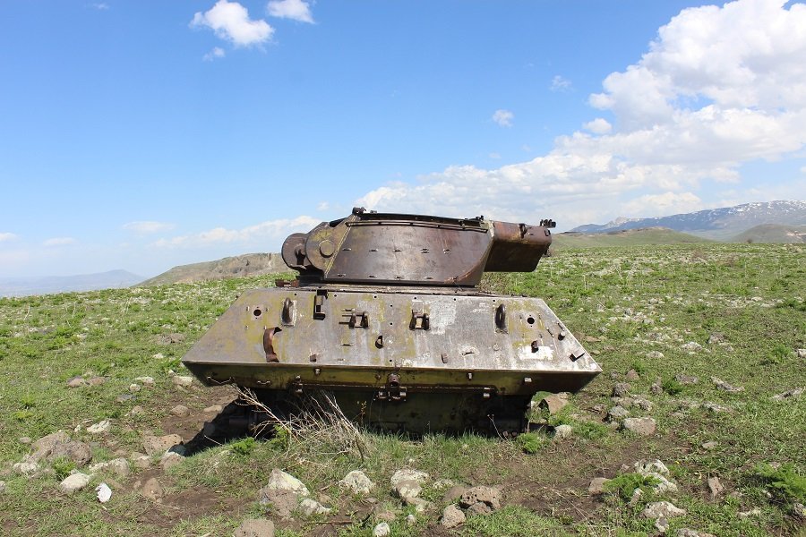 Terk edilmiş tankları görenler şaşırıyor! 70 yıldır oradalar…